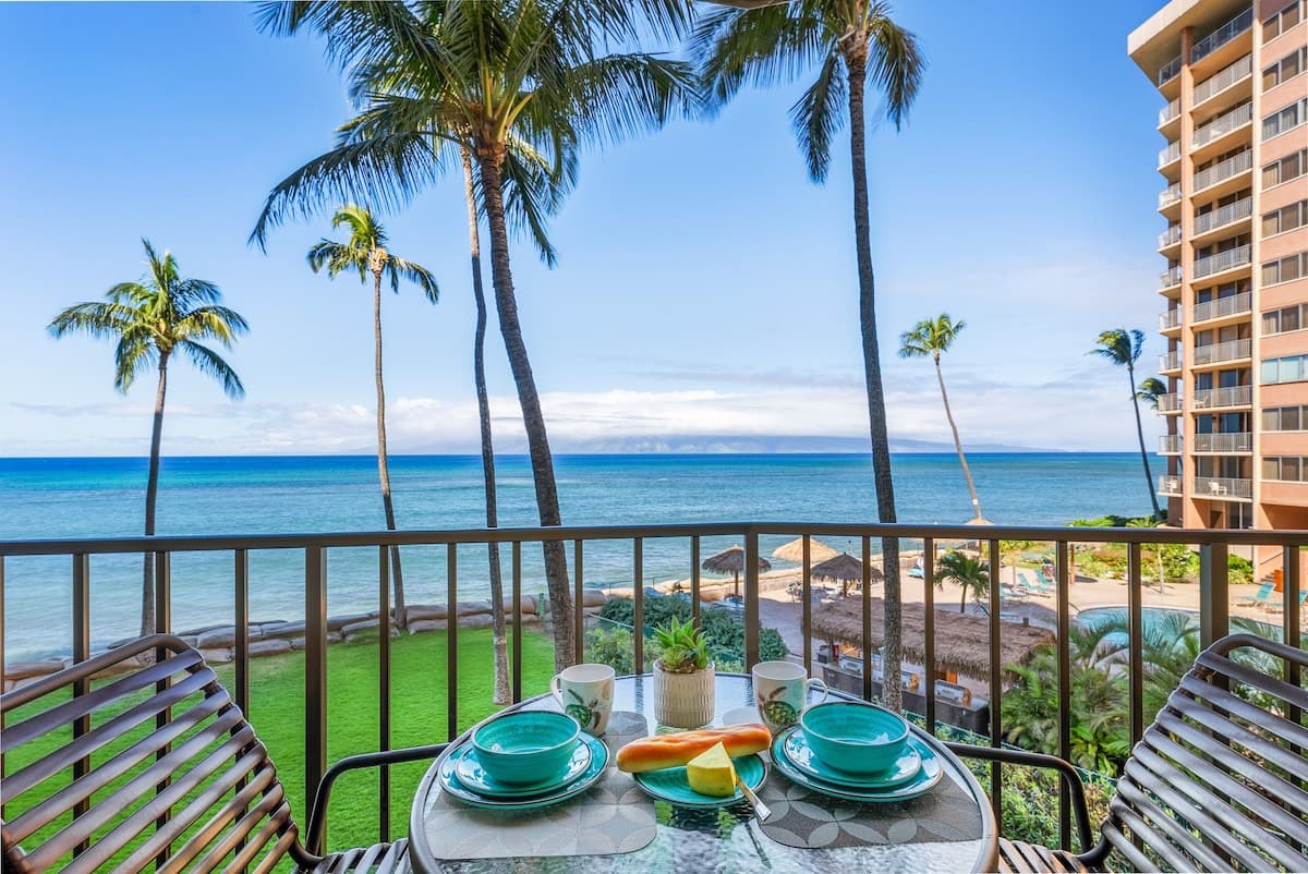 Condo in Lahaina · ★4.8 · 1 bedroom · 2 beds · 1 bath - Photo 1