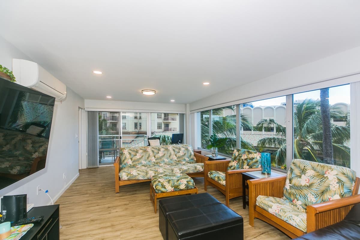 Condo in Honolulu · ★5.0 · 2 bedrooms · 3 beds · 2 private baths - Photo 2