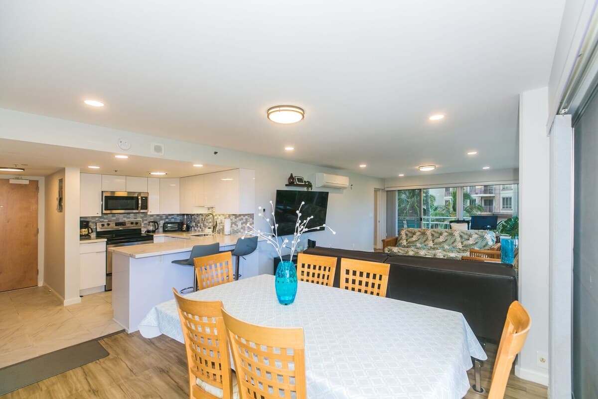 Condo in Honolulu · ★5.0 · 2 bedrooms · 3 beds · 2 private baths - Photo 4