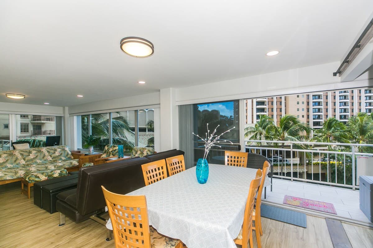 Condo in Honolulu · ★5.0 · 2 bedrooms · 3 beds · 2 private baths - Photo 5