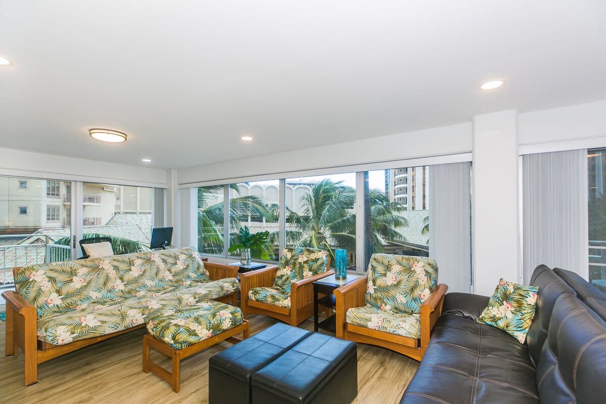 Condo in Honolulu · ★5.0 · 2 bedrooms · 3 beds · 2 private baths - Photo 1