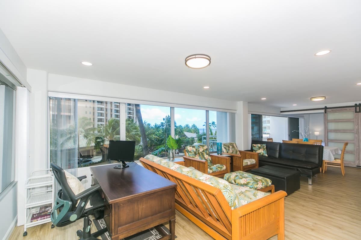 Condo in Honolulu · ★5.0 · 2 bedrooms · 3 beds · 2 private baths - Photo 3