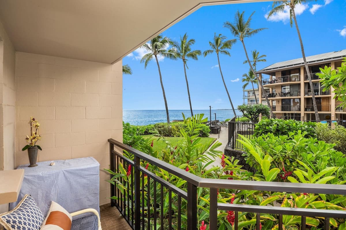 Condo in Kailua-Kona · ★4.67 · 1 bedroom · 2 beds · 1 private bath - Photo 5