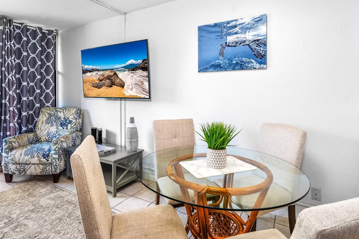 Condo in Kihei · ★4.84 · 1 bedroom · 2 beds · 1 shared bath - Photo 4