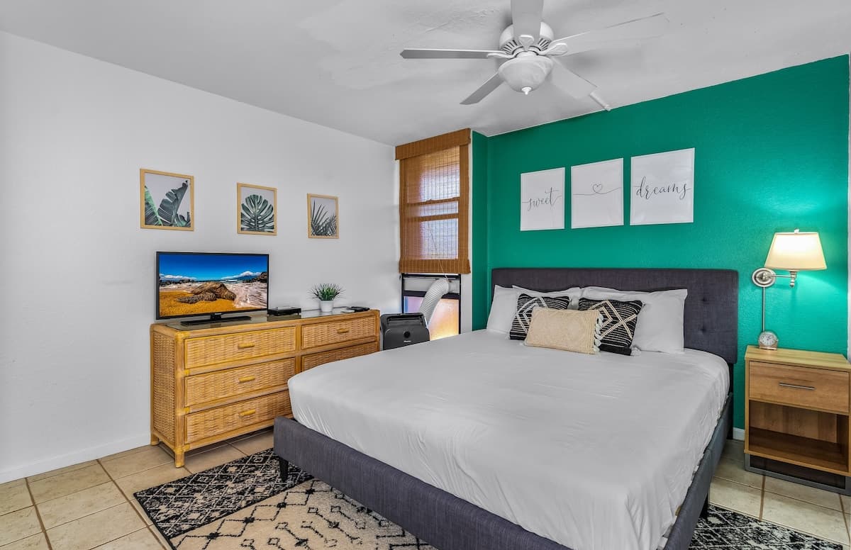 Condo in Kihei · ★4.84 · 1 bedroom · 2 beds · 1 shared bath - Photo 1