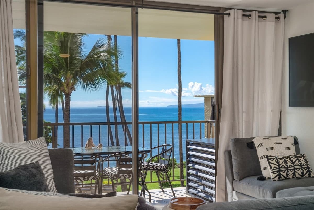 Condo in Wailuku · ★4.98 · 2 bedrooms · 4 beds · 2 baths - Photo 1