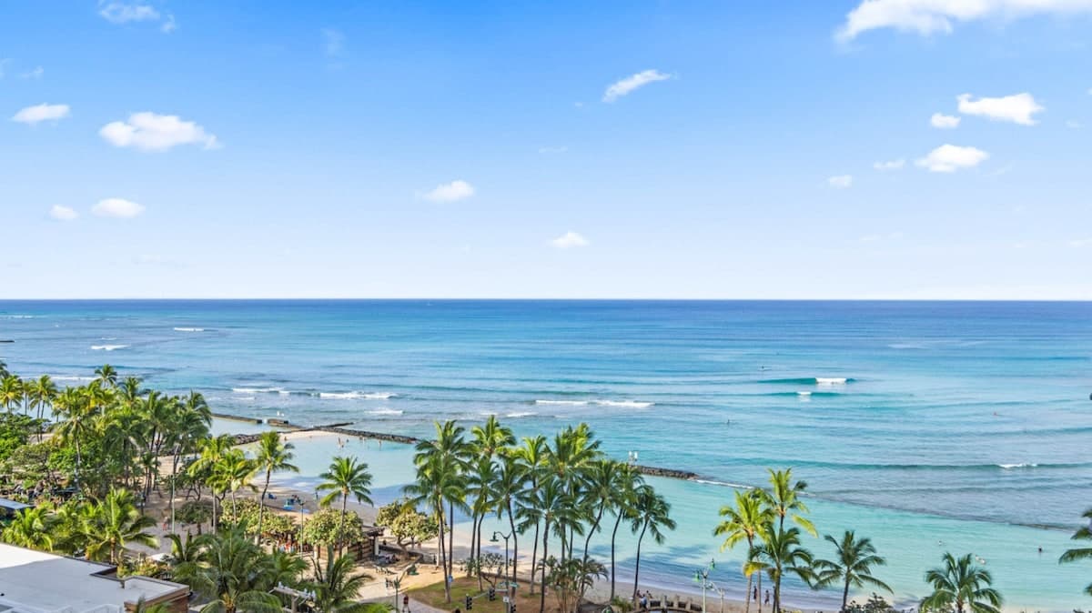 Condo in Honolulu · ★4.96 · 2 bedrooms · 4 beds · 2 private baths - Photo 4