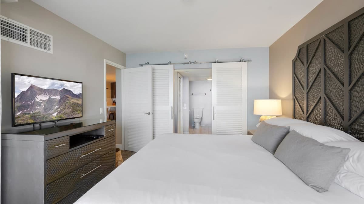Condo in Honolulu · ★4.96 · 2 bedrooms · 4 beds · 2 private baths - Photo 2