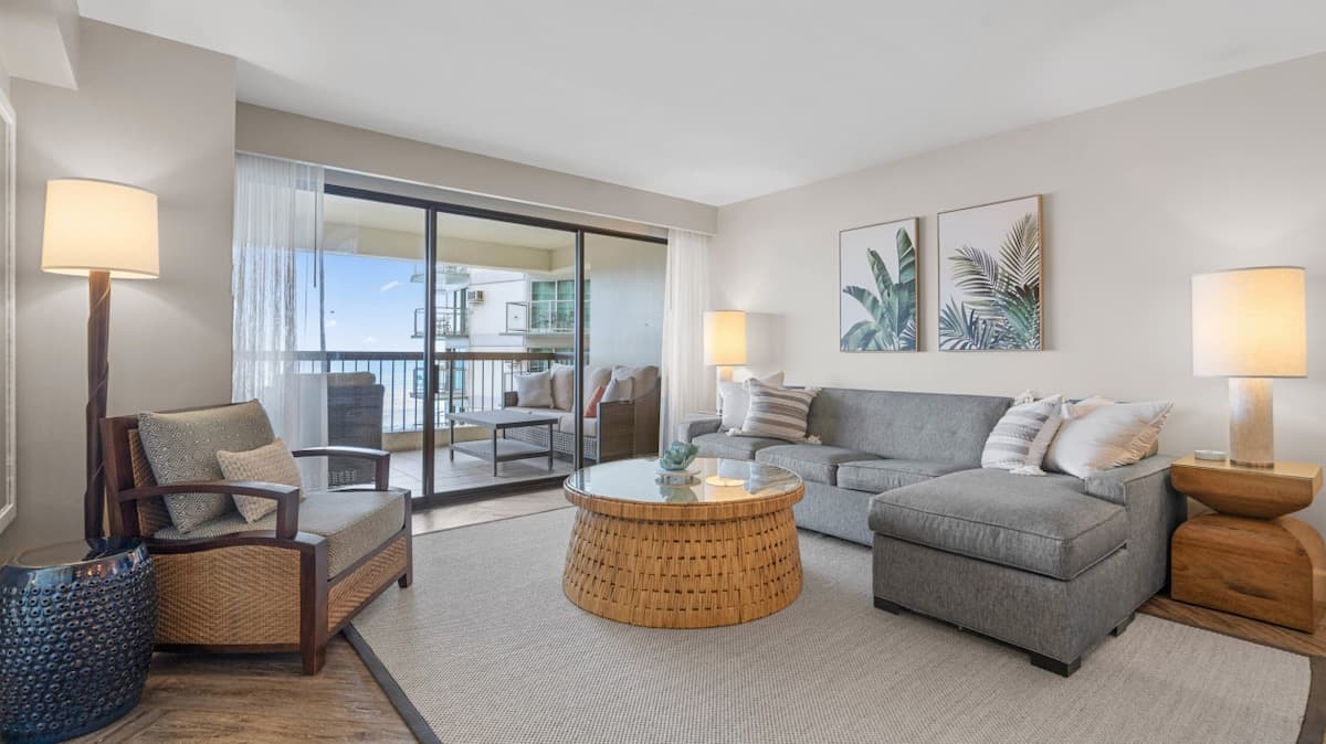 Condo in Honolulu · ★4.96 · 2 bedrooms · 4 beds · 2 private baths - Photo 3