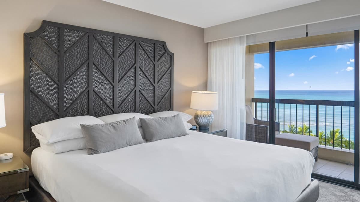 Condo in Honolulu · ★4.96 · 2 bedrooms · 4 beds · 2 private baths - Photo 1