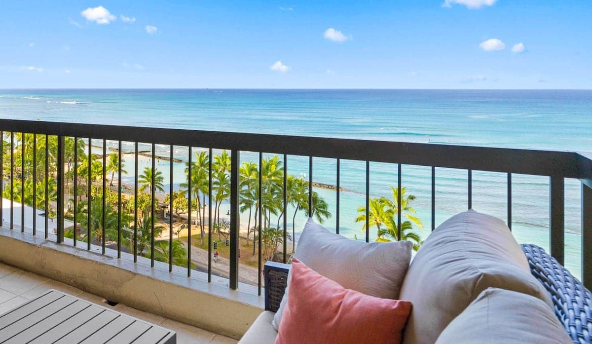 Condo in Honolulu · ★4.96 · 2 bedrooms · 4 beds · 2 private baths - Photo 5