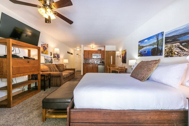 Cozy Studio w/Kitchenette, Balcony & Lake Access - Photo 4