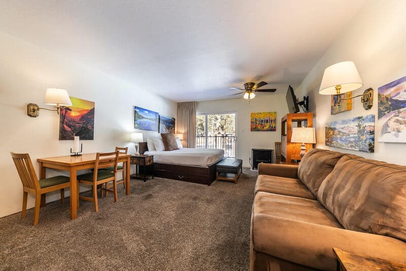 Cozy Studio w/Kitchenette, Balcony & Lake Access - Photo 3