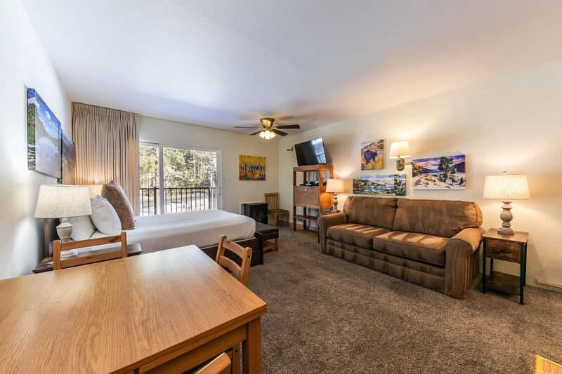 Cozy Studio w/Kitchenette, Balcony & Lake Access - Photo 2