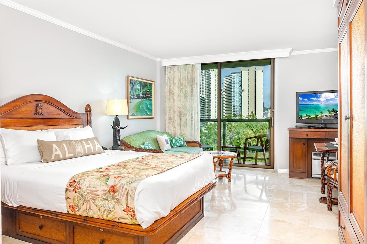 Condo in Honolulu · ★4.76 · 1 bedroom · 2 beds · 1 private bath - Photo 1