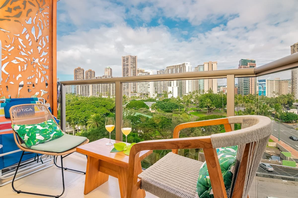 Condo in Honolulu · ★4.76 · 1 bedroom · 2 beds · 1 private bath - Photo 2