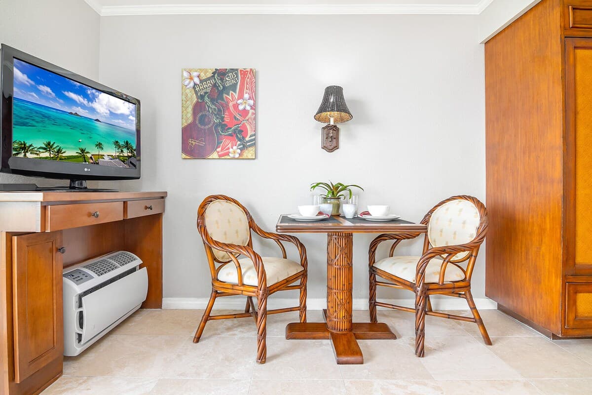Condo in Honolulu · ★4.76 · 1 bedroom · 2 beds · 1 private bath - Photo 3