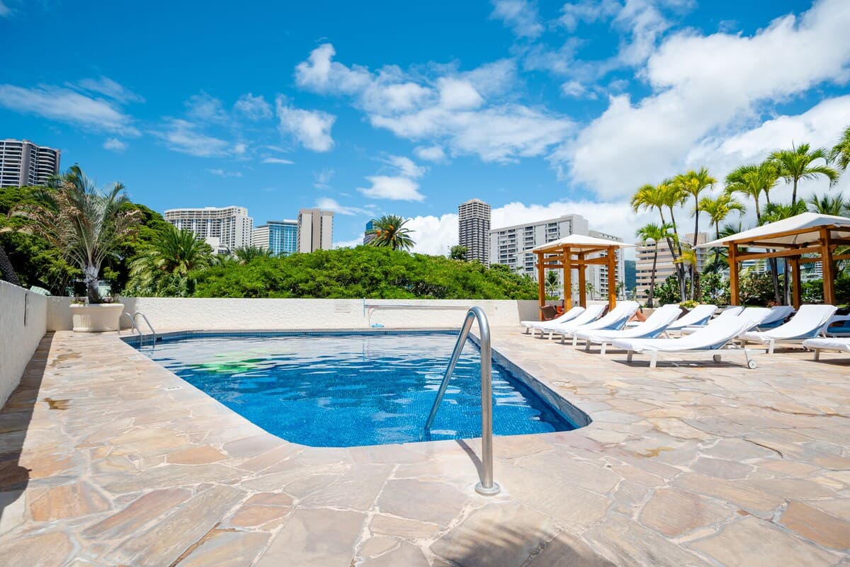 Condo in Honolulu · ★4.76 · 1 bedroom · 2 beds · 1 private bath - Photo 5