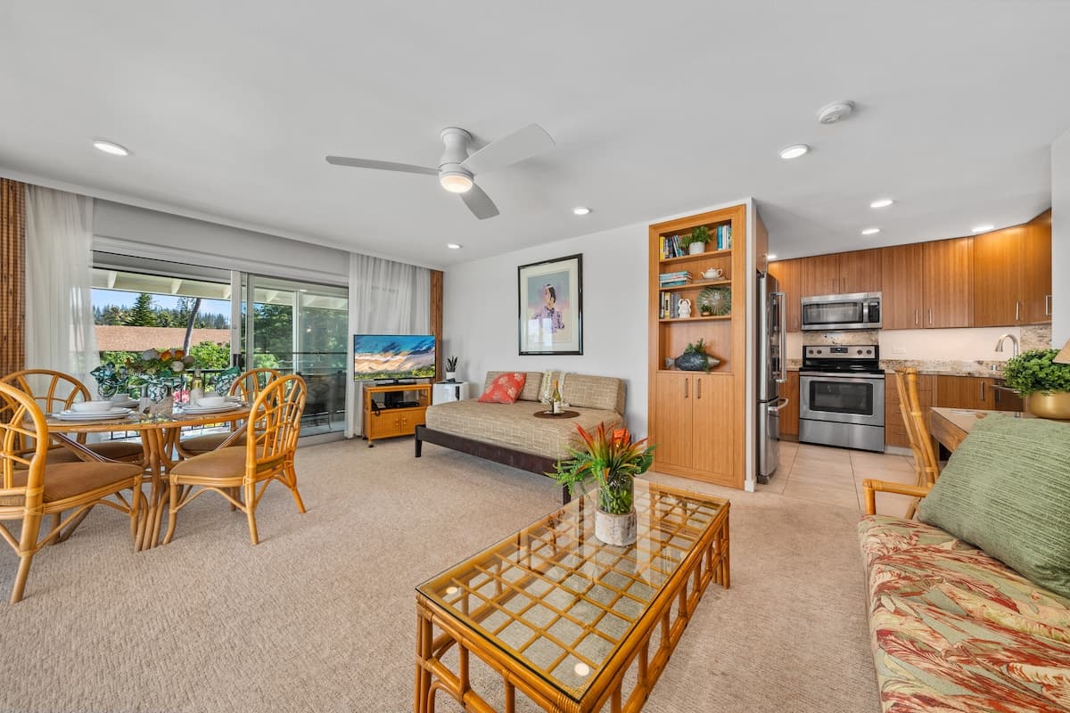 Condo in Lahaina · ★4.92 · 1 bedroom · 3 beds · 1 bath - Photo 3