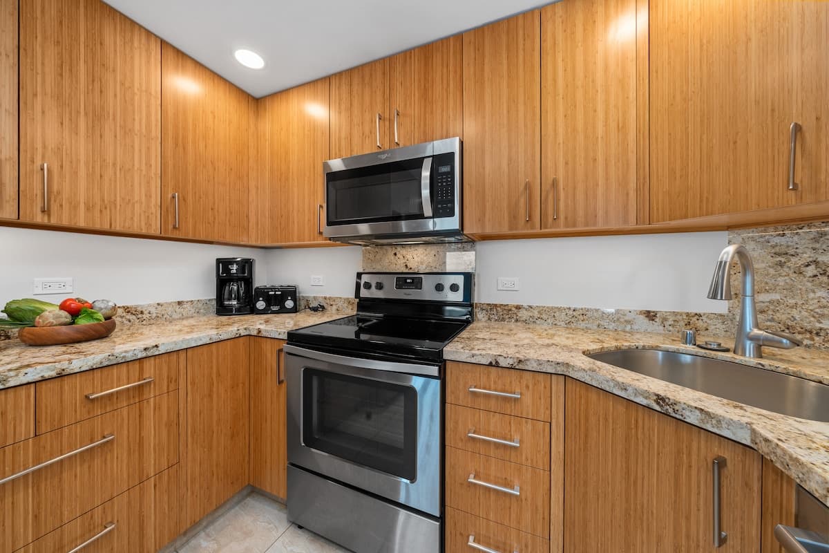 Condo in Lahaina · ★4.92 · 1 bedroom · 3 beds · 1 bath - Photo 5