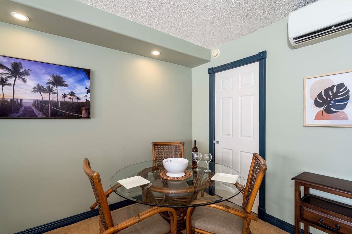 Kona Alii 302 Upscale 1BR Ocean View Condo w/ AC - Photo 4