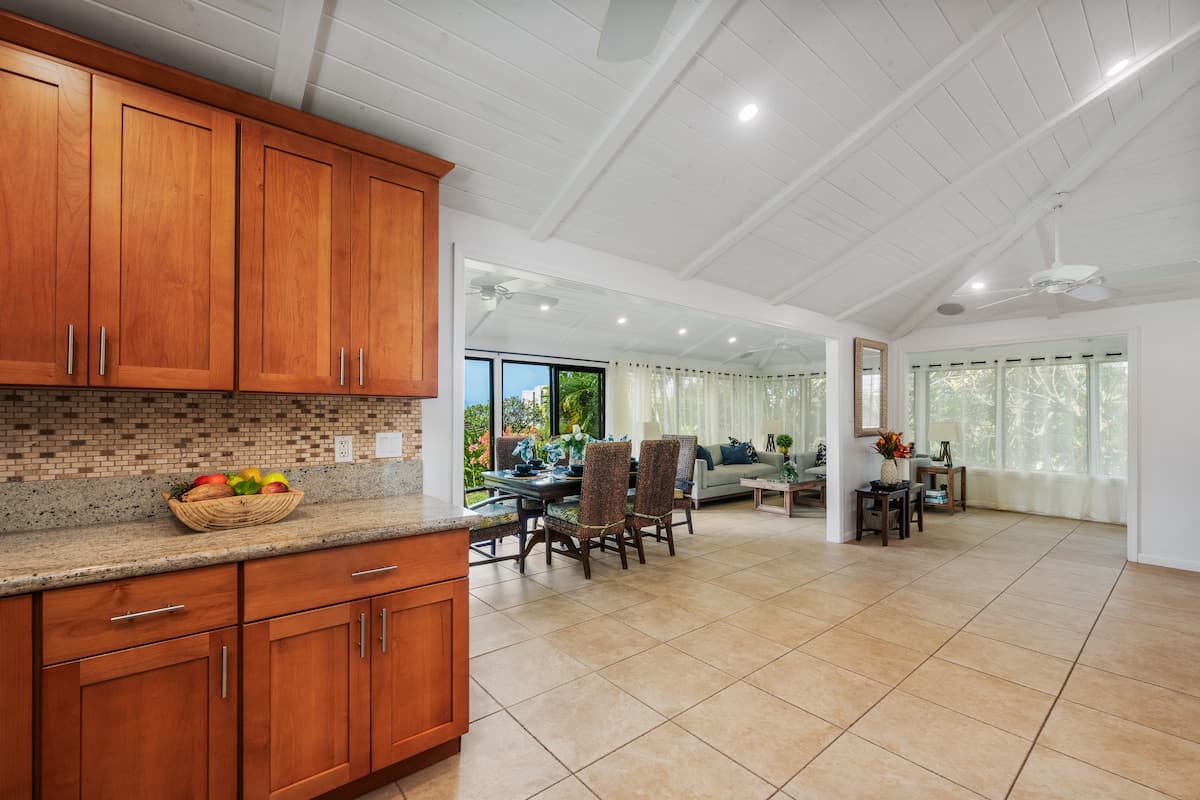 Condo in Lahaina · ★4.2 · 2 bedrooms · 3 beds · 2 baths - Photo 3
