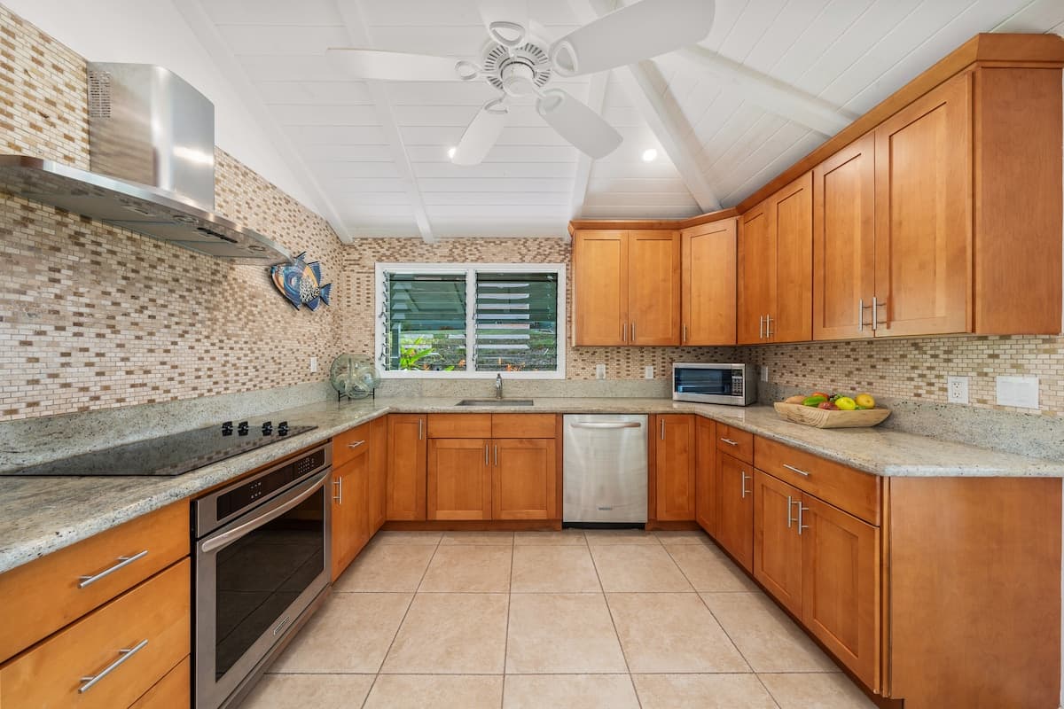 Condo in Lahaina · ★4.2 · 2 bedrooms · 3 beds · 2 baths - Photo 2