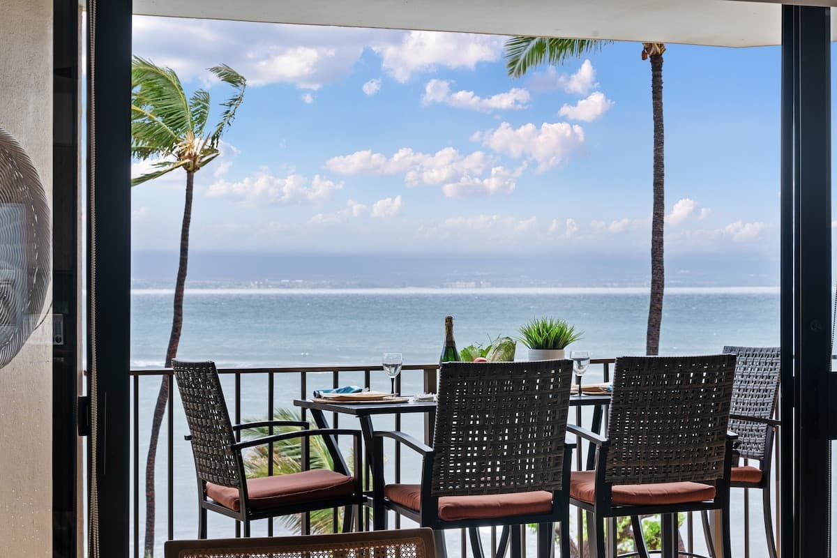 Condo in Wailuku · ★4.67 · 2 bedrooms · 3 beds · 2 private baths - Photo 1