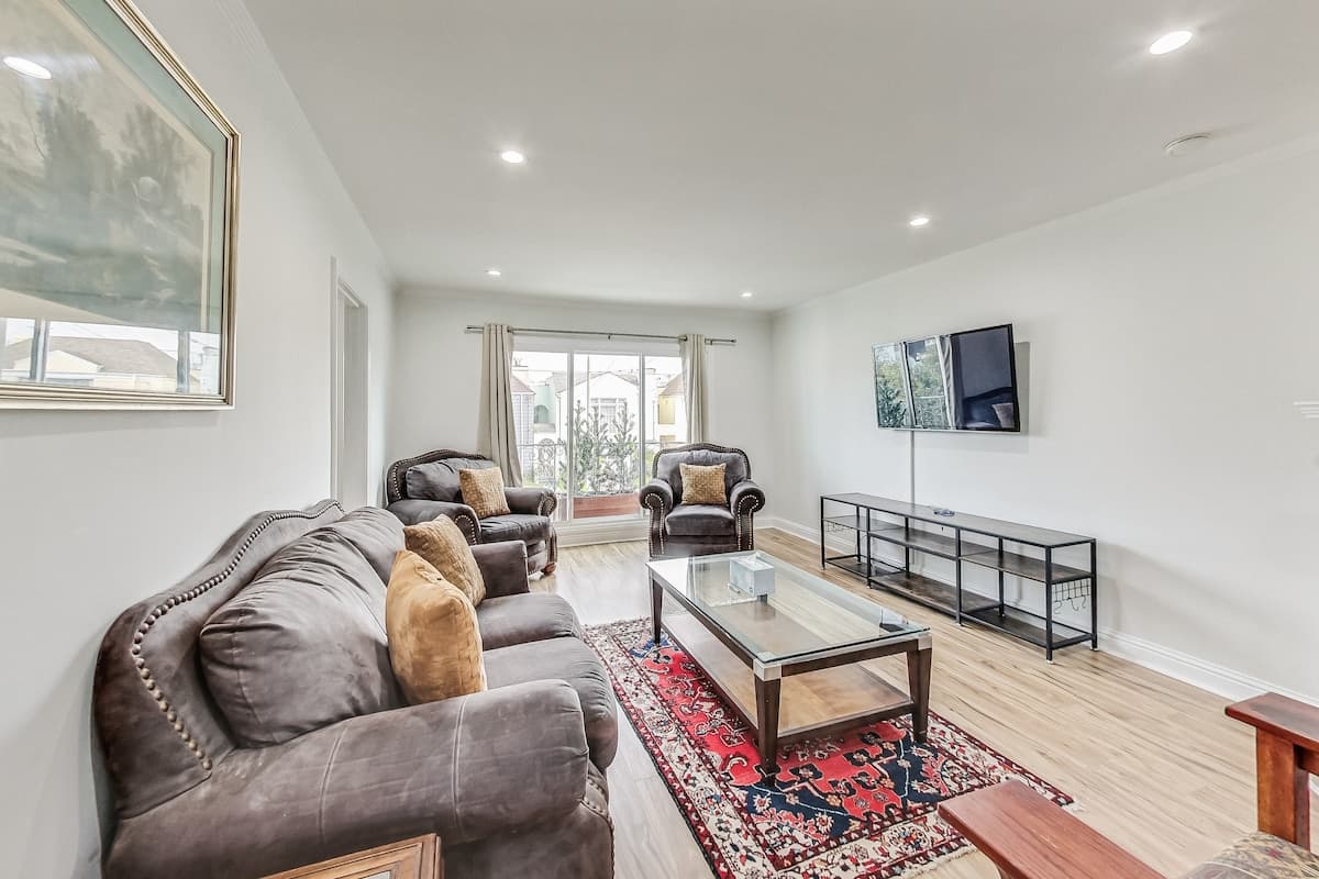 3BR Home Near Ocean Beach & Zoo, Light Rail - Photo 4