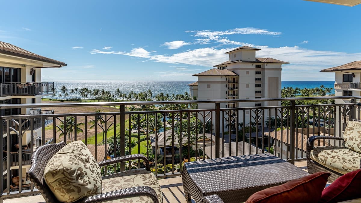 Condo in Kapolei · ★5.0 · 3 bedrooms · 4 beds · 2.5 shared baths - Photo 1