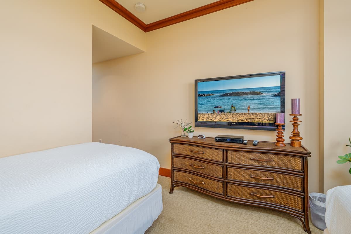 Condo in Kapolei · ★4.93 · 2 bedrooms · 3 beds · 2 shared baths - Photo 5