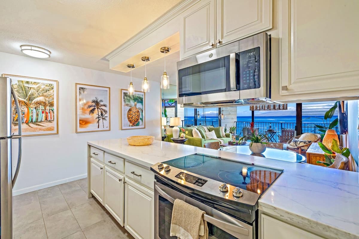 Condo in Lahaina · ★4.98 · 1 bedroom · 2 beds · 1 bath - Photo 5