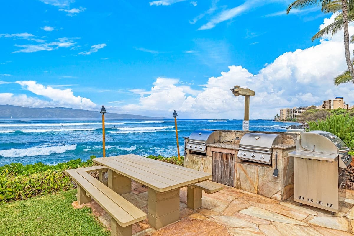 Condo in Lahaina · ★4.96 · 1 bedroom · 2 beds · 1 bath - Photo 5