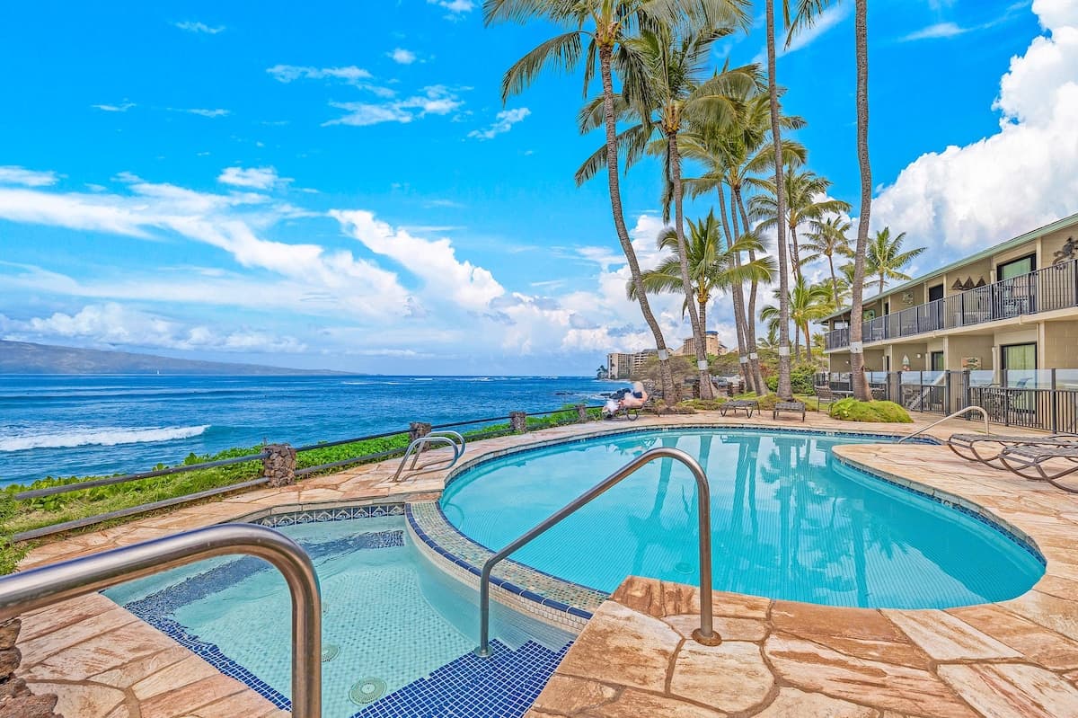 Condo in Lahaina · ★4.96 · 1 bedroom · 2 beds · 1 bath - Photo 4