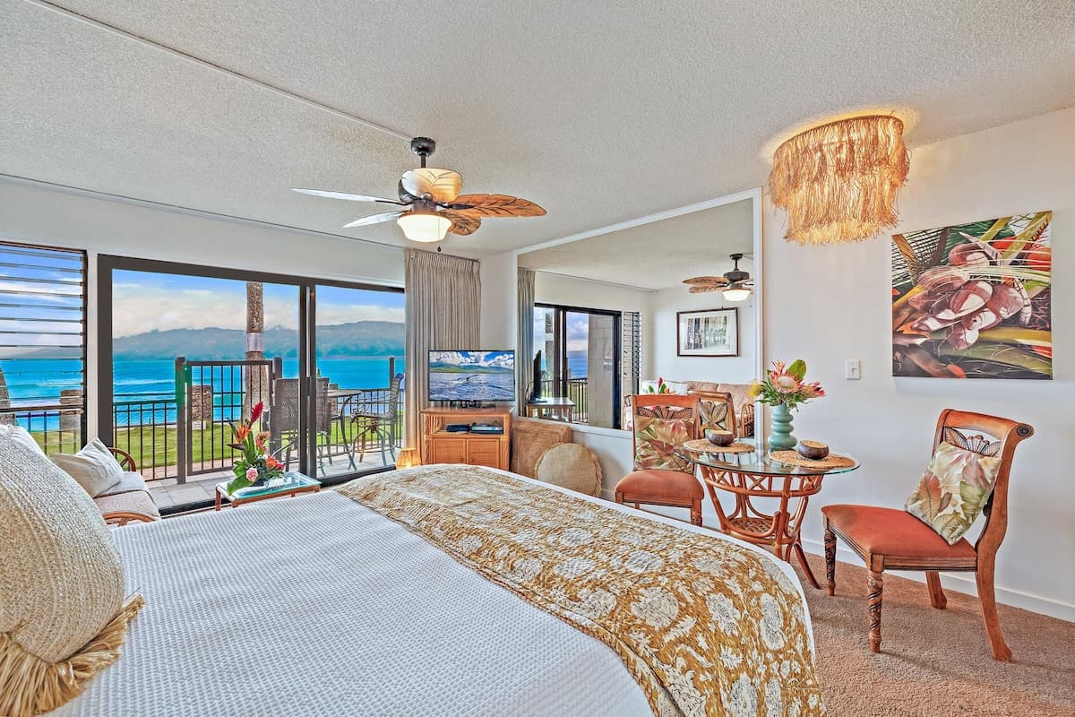 Condo in Lahaina · ★4.96 · 1 bedroom · 2 beds · 1 bath - Photo 2