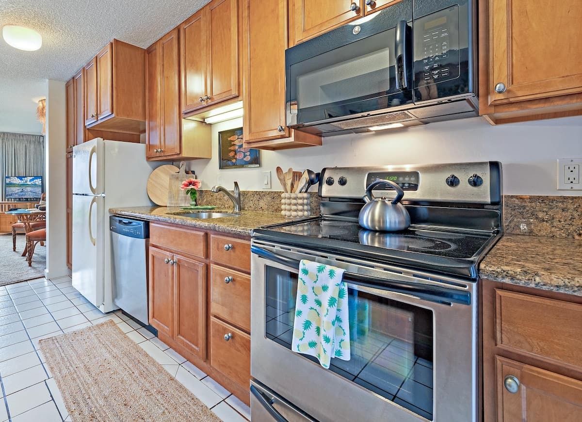 Condo in Lahaina · ★4.96 · 1 bedroom · 2 beds · 1 bath - Photo 3