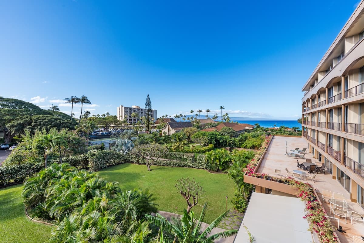 Condo in Lahaina · ★5.0 · 1 bedroom · 3 beds · 1 bath - Photo 1