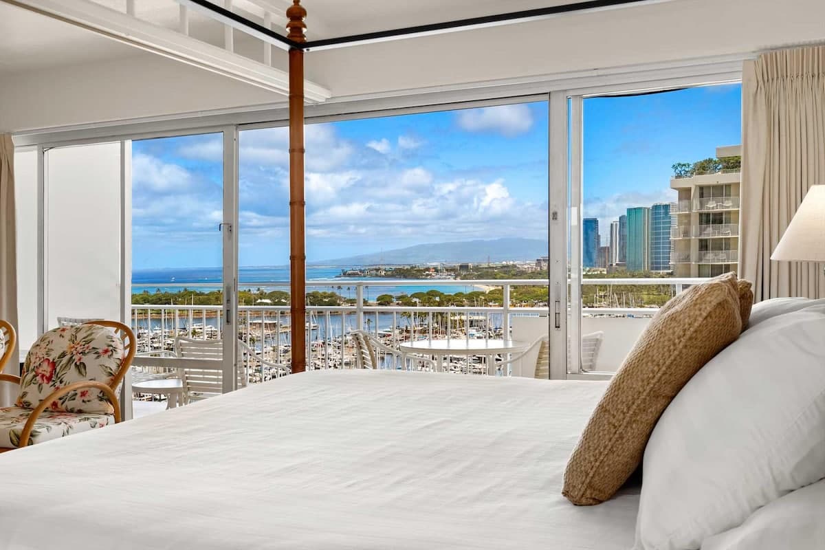 Condo in Honolulu · ★4.76 · 1 bedroom · 1 bed · 1 private bath - Photo 2