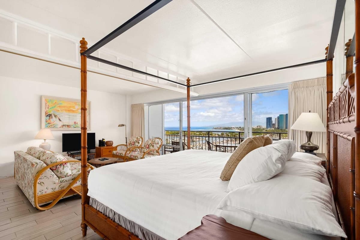 Condo in Honolulu · ★4.76 · 1 bedroom · 1 bed · 1 private bath - Photo 1