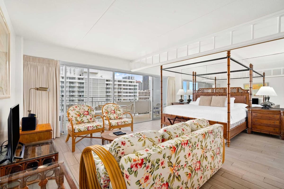 Condo in Honolulu · ★4.76 · 1 bedroom · 1 bed · 1 private bath - Photo 4