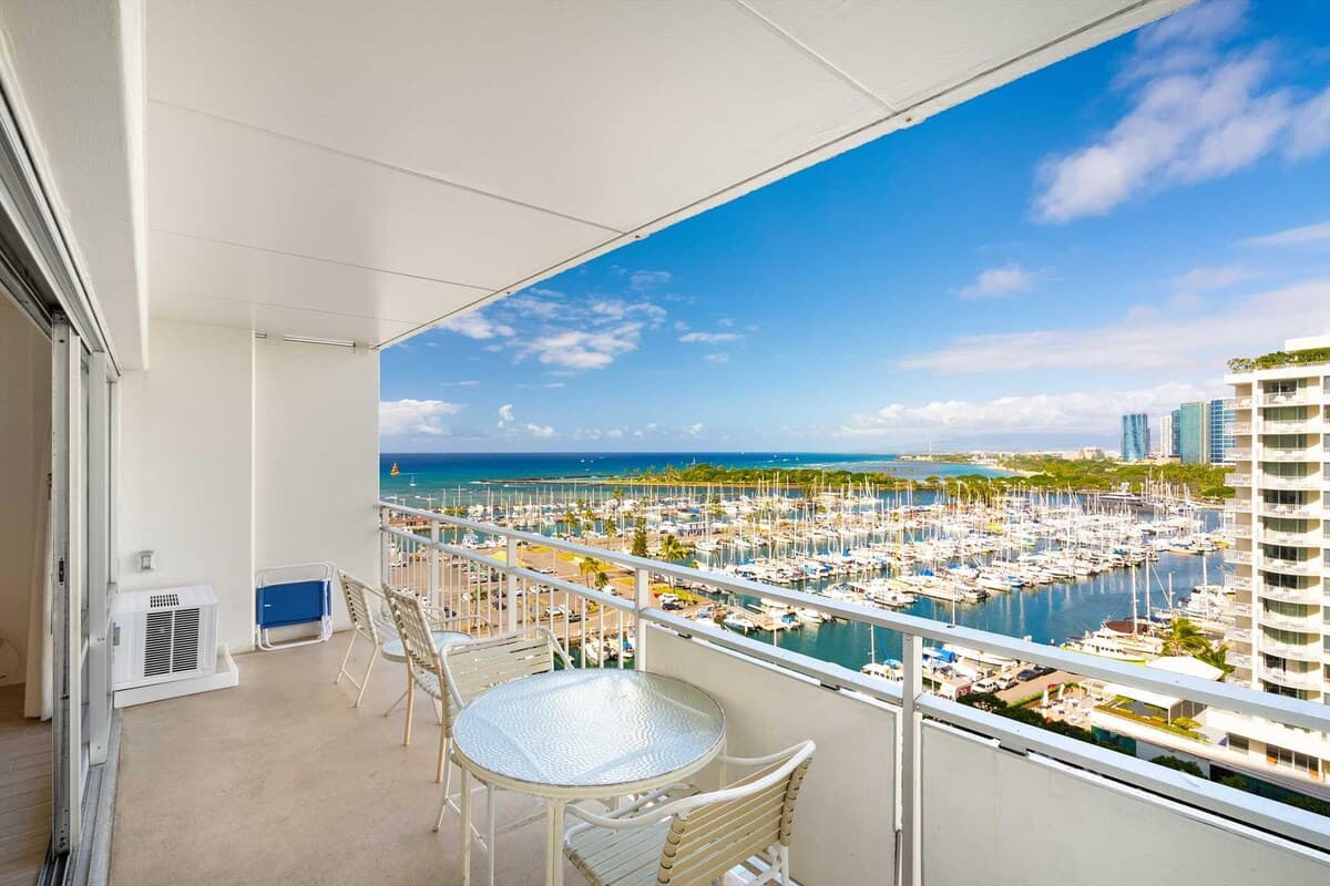 Condo in Honolulu · ★4.76 · 1 bedroom · 1 bed · 1 private bath - Photo 3