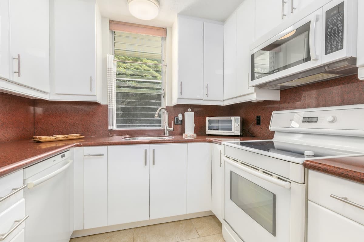 Condo in Kailua-Kona · ★4.61 · 2 bedrooms · 2 beds · 2 baths - Photo 2