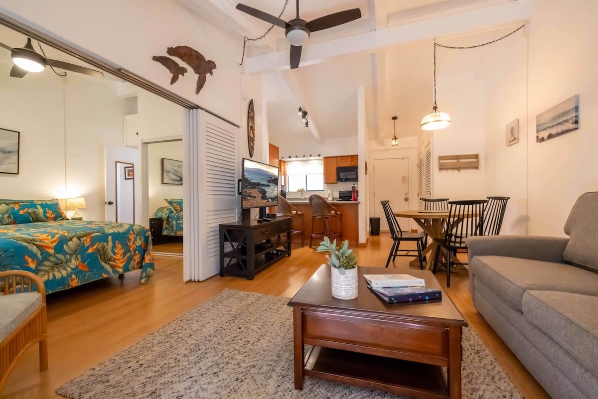 Condo in Wailuku · ★4.67 · 1 bedroom · 2 beds · 1 private bath - Photo 2