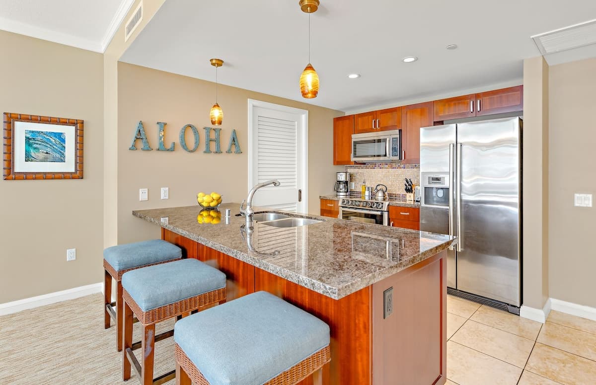 Condo in Lahaina · ★4.67 · 2 bedrooms · 3 beds · 2 baths - Photo 4