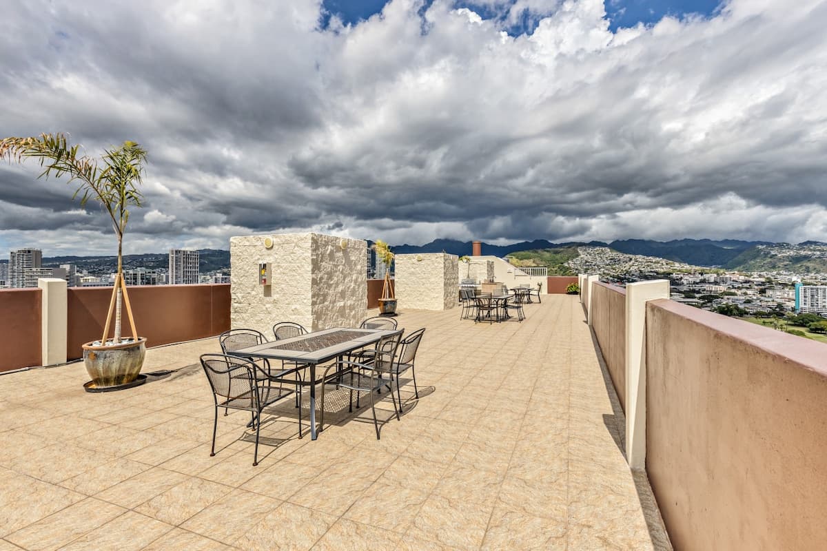 Condo in Honolulu · ★4.91 · 1 bedroom · 1 bed · 1 private bath - Photo 4
