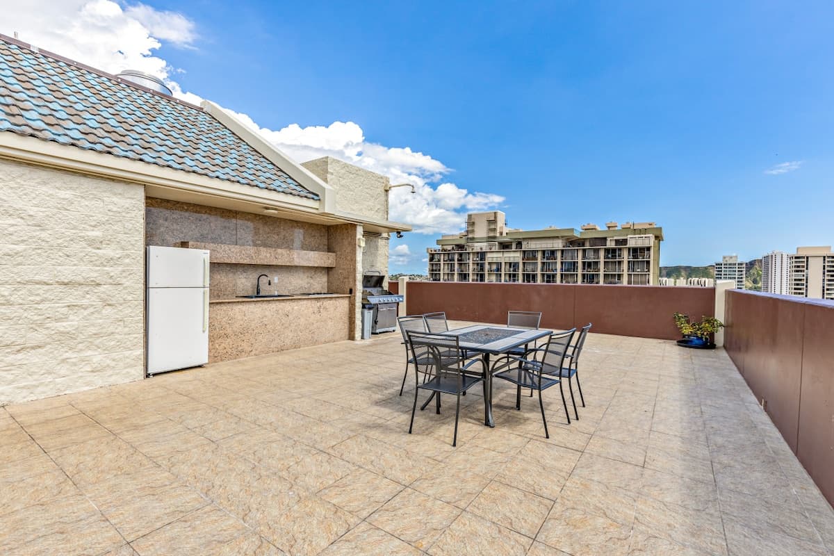Condo in Honolulu · ★4.91 · 1 bedroom · 1 bed · 1 private bath - Photo 3