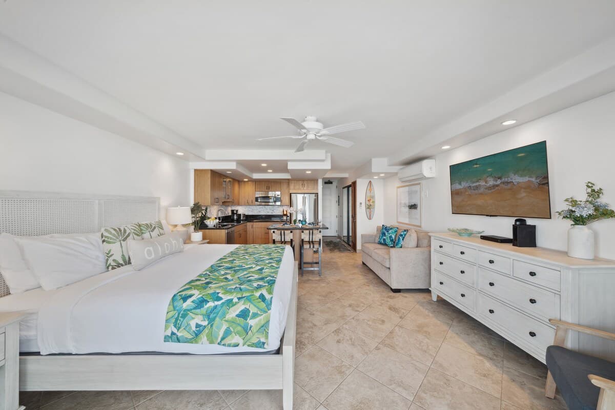 Condo in Lahaina · ★4.86 · 1 bedroom · 2 beds · 1 bath - Photo 4
