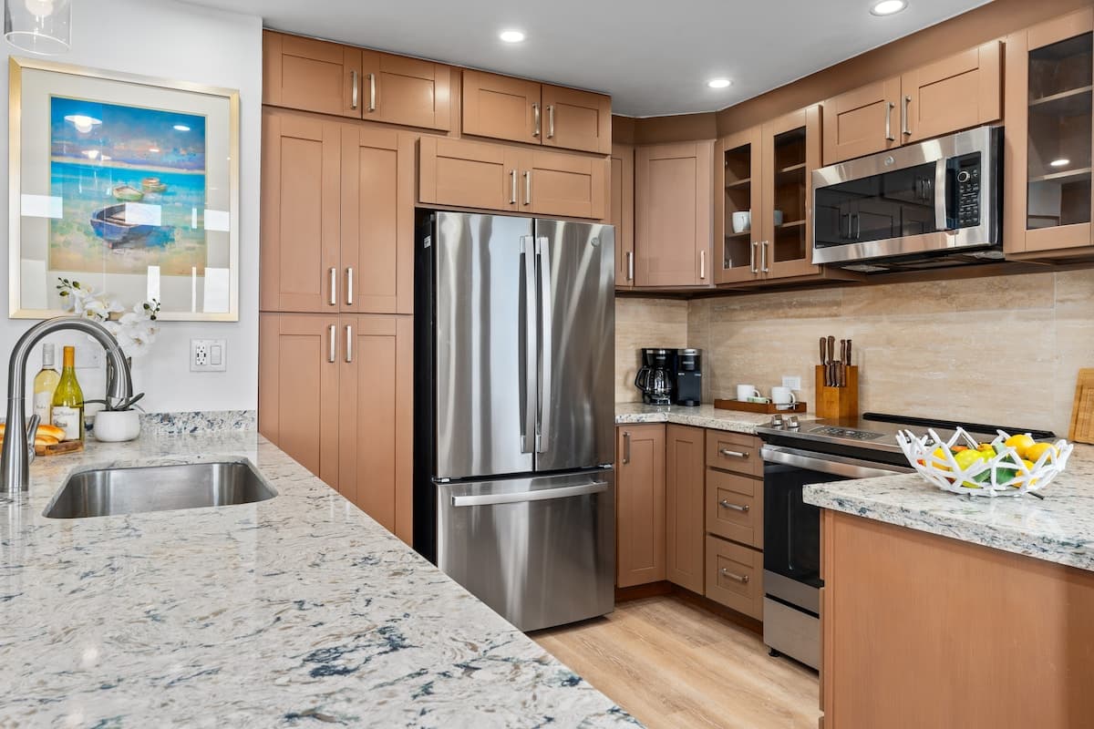 Condo in Lahaina · ★4.89 · 2 bedrooms · 4 beds · 3 baths - Photo 5