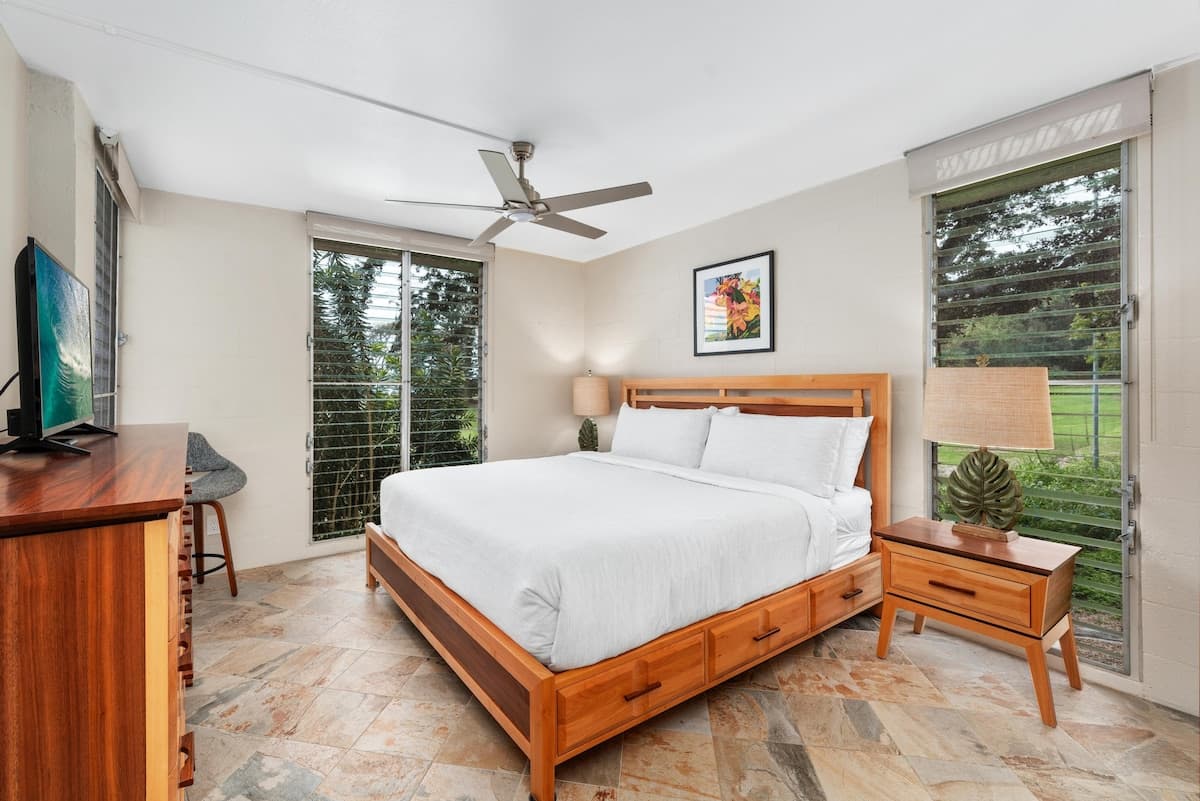 Condo in Kailua-Kona · ★4.6 · 2 bedrooms · 2 beds · 2 private baths - Photo 3