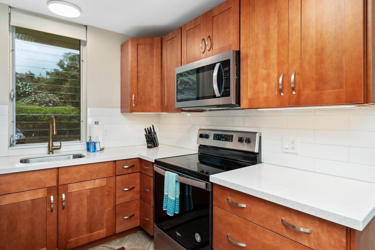 Condo in Kailua-Kona · ★4.6 · 2 bedrooms · 2 beds · 2 private baths - Photo 4